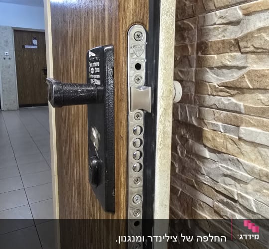 דלת פתוחה עם מנעול ובריחים